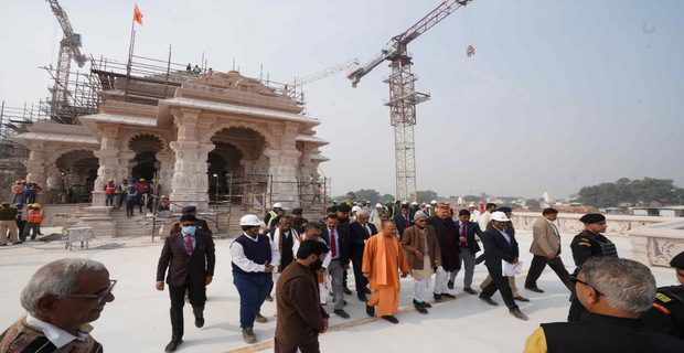 राम मंदिर का दौरा करते सीएम योगी